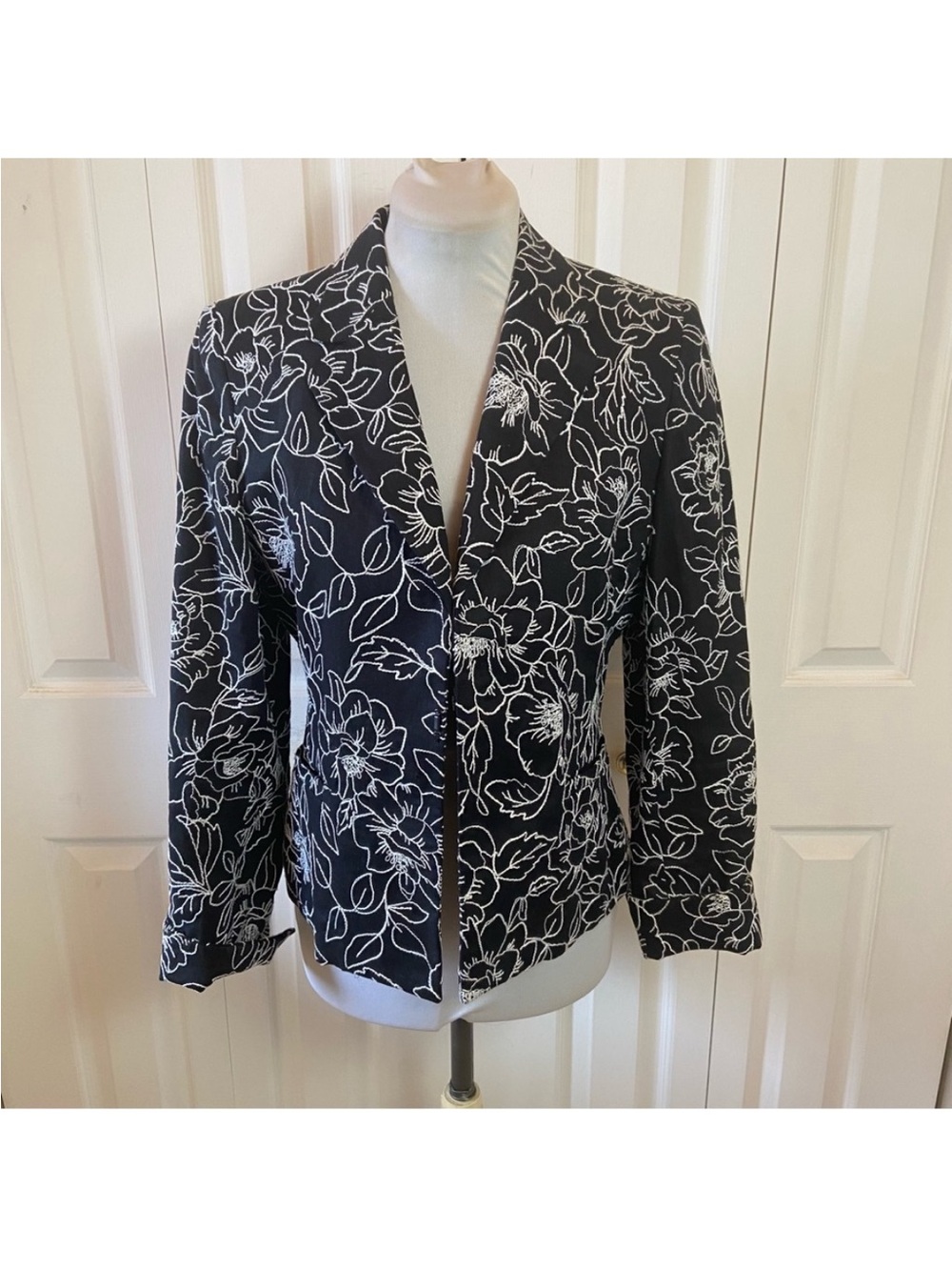 Jones New York Signature Black Linen Blazer Jacket with White Floral Embroidery